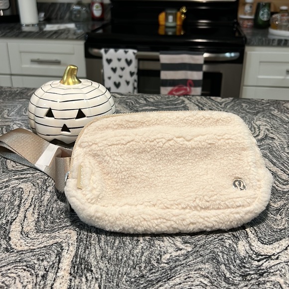 🤍 Ivory / Trench Everywhere Fleece Belt Bag 🤍 - Picture 10 of 14